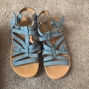 Fun sandals to dress up your perfect dress or pair with jeans! Size 6 1/2